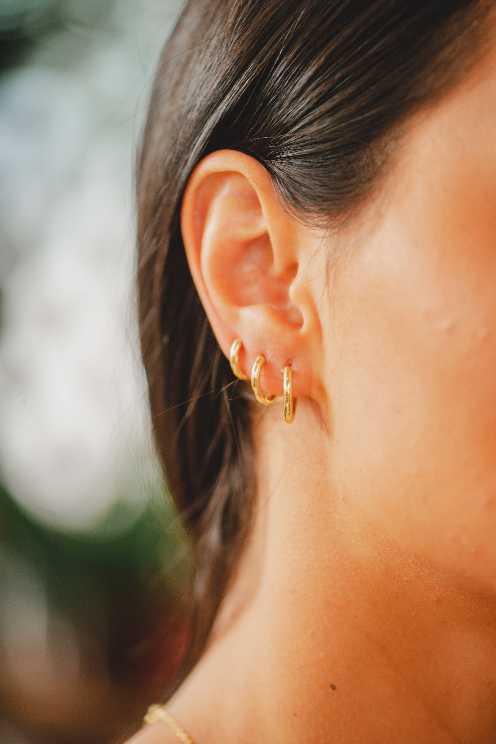 BRINCO ARGOLA LISA M FOLHEADO A OURO 18K