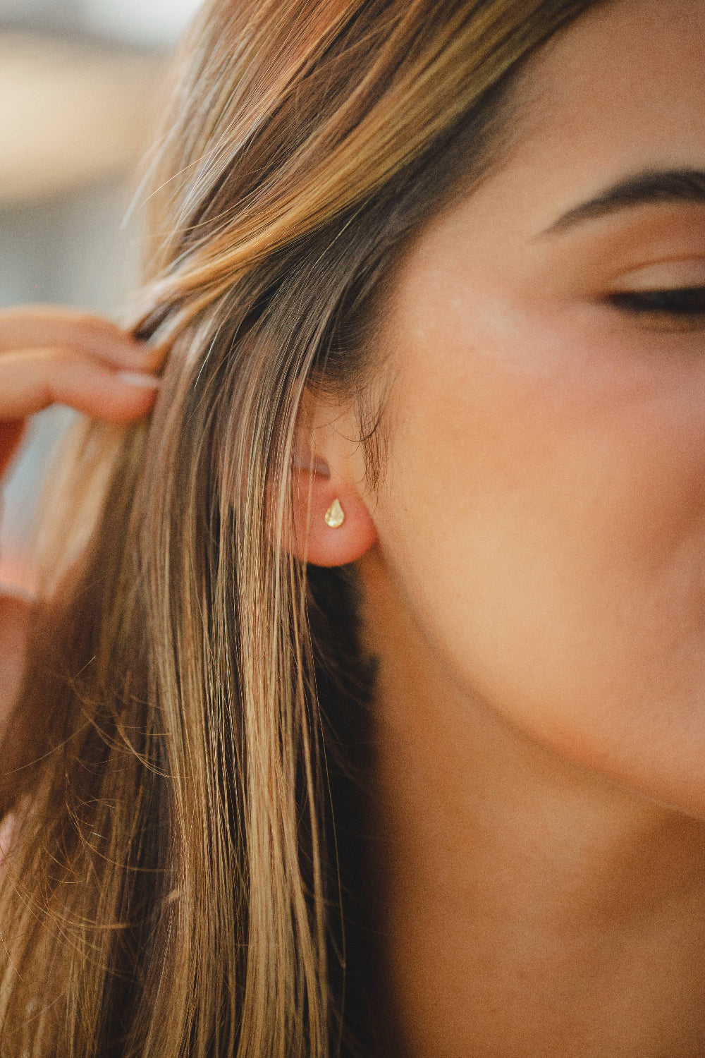 BRINCO MINI FOLHA TEXTURIZADA FOLHEADO A OURO 18K