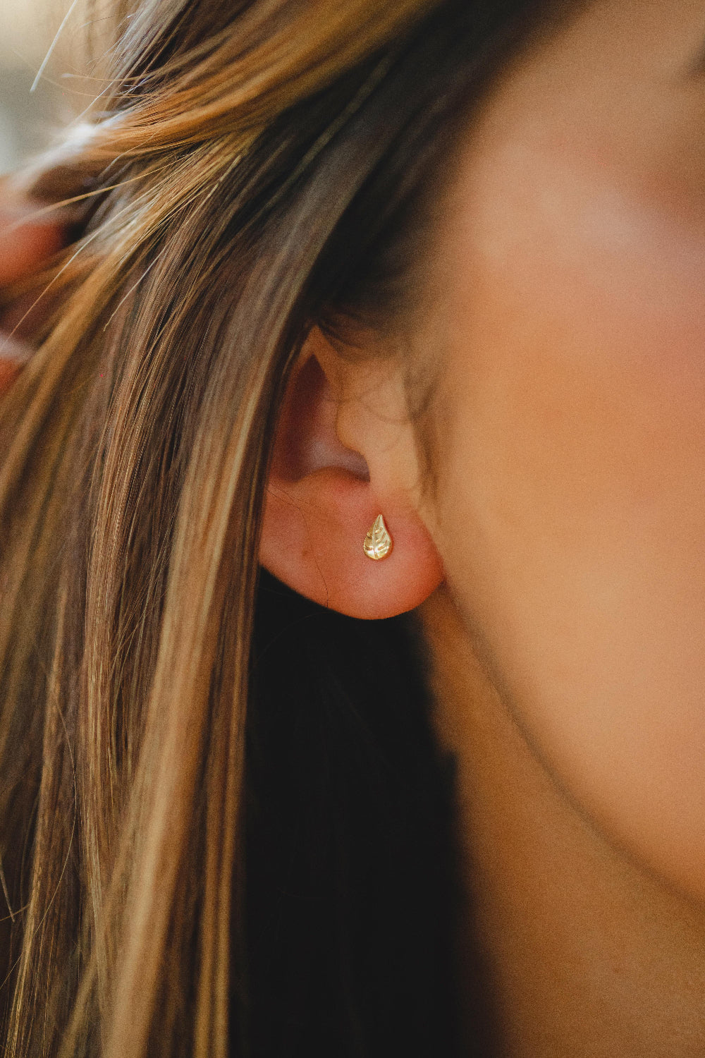 BRINCO MINI FOLHA TEXTURIZADA FOLHEADO A OURO 18K