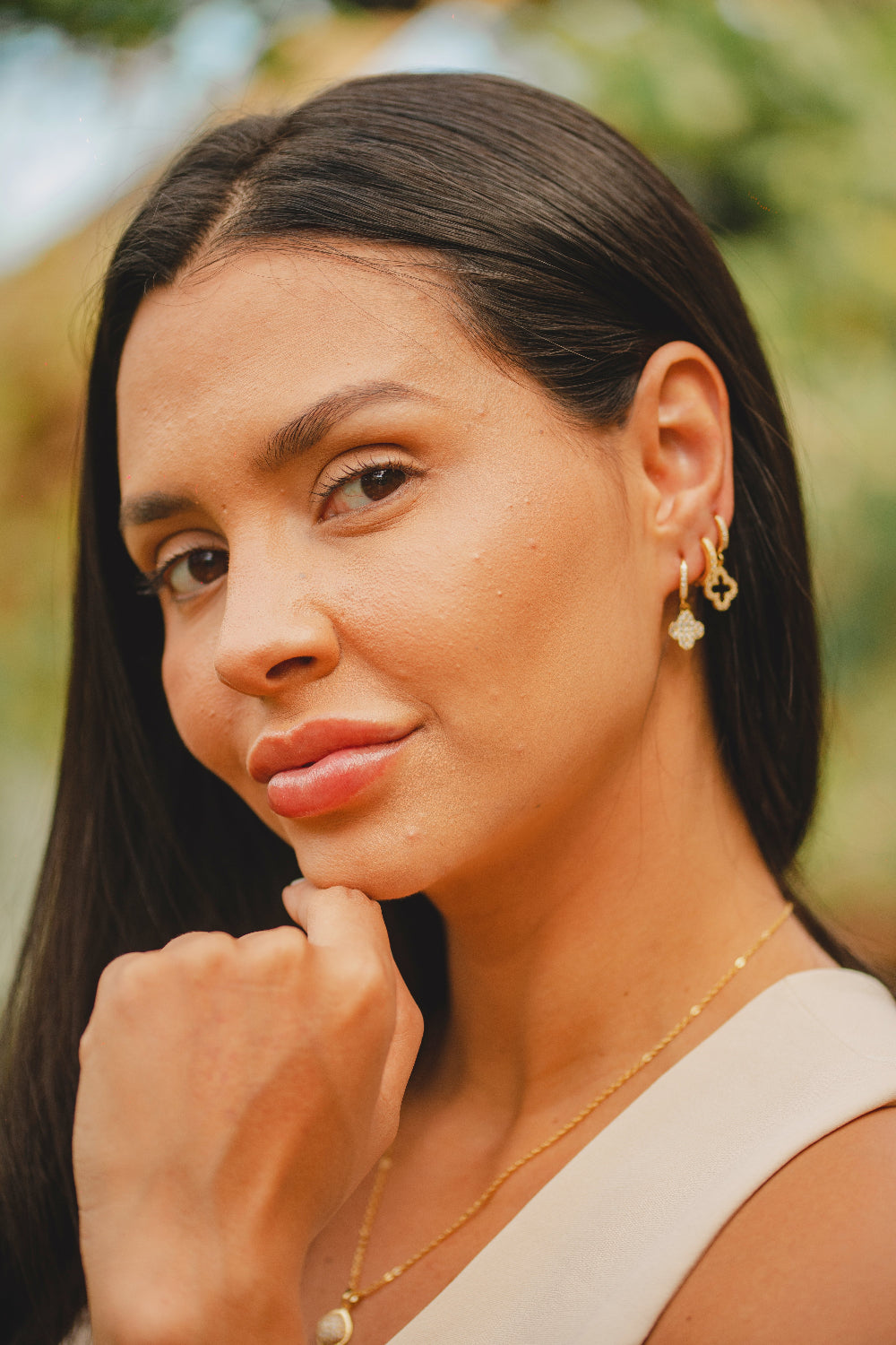 BRINCO ARGOLA COM TREVO VAZADO DE ZIRCÔNIAS FOLHEADO A OURO 18K