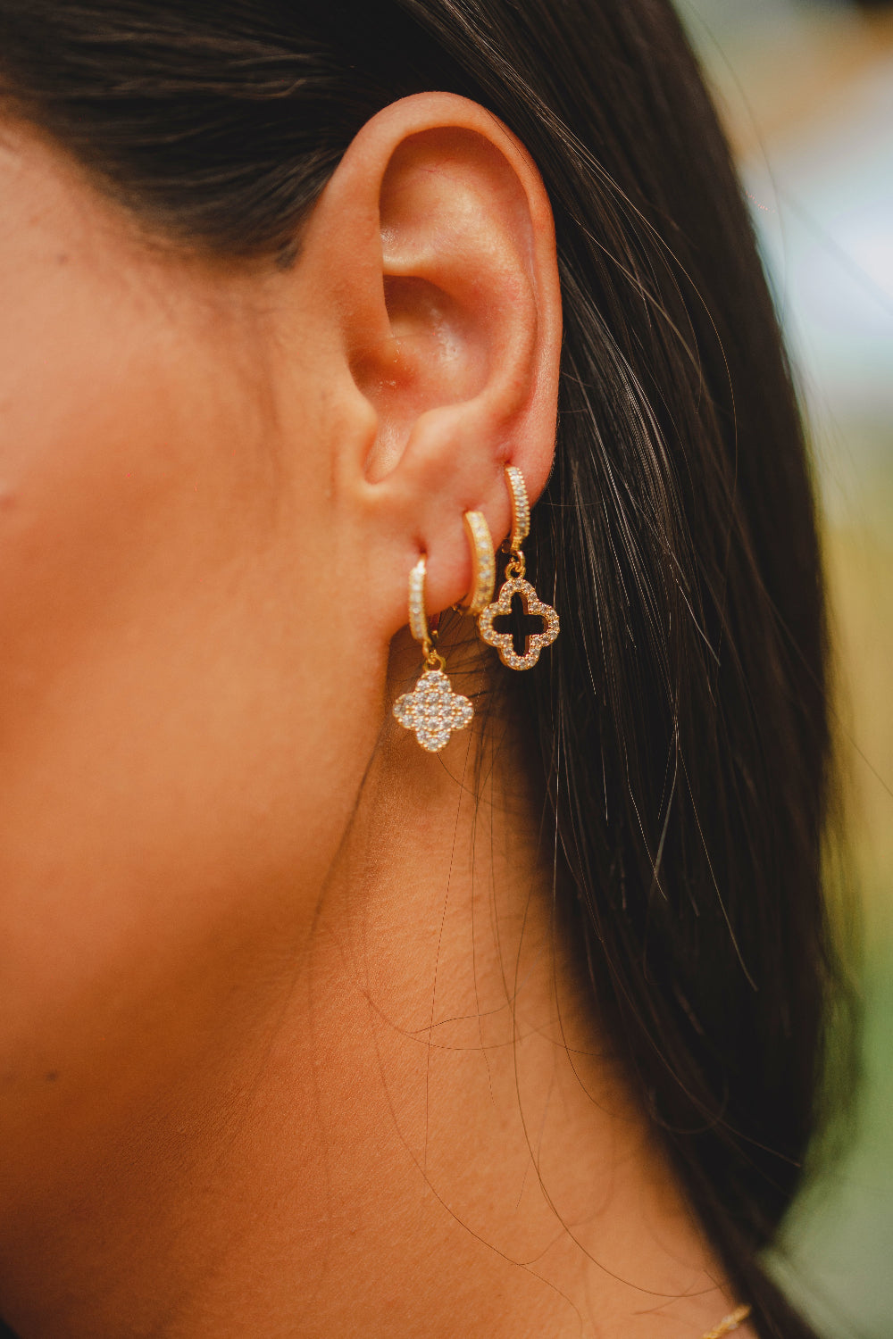 BRINCO ARGOLA COM TREVO CRAVEJADO FOLHEADO A OURO 18K