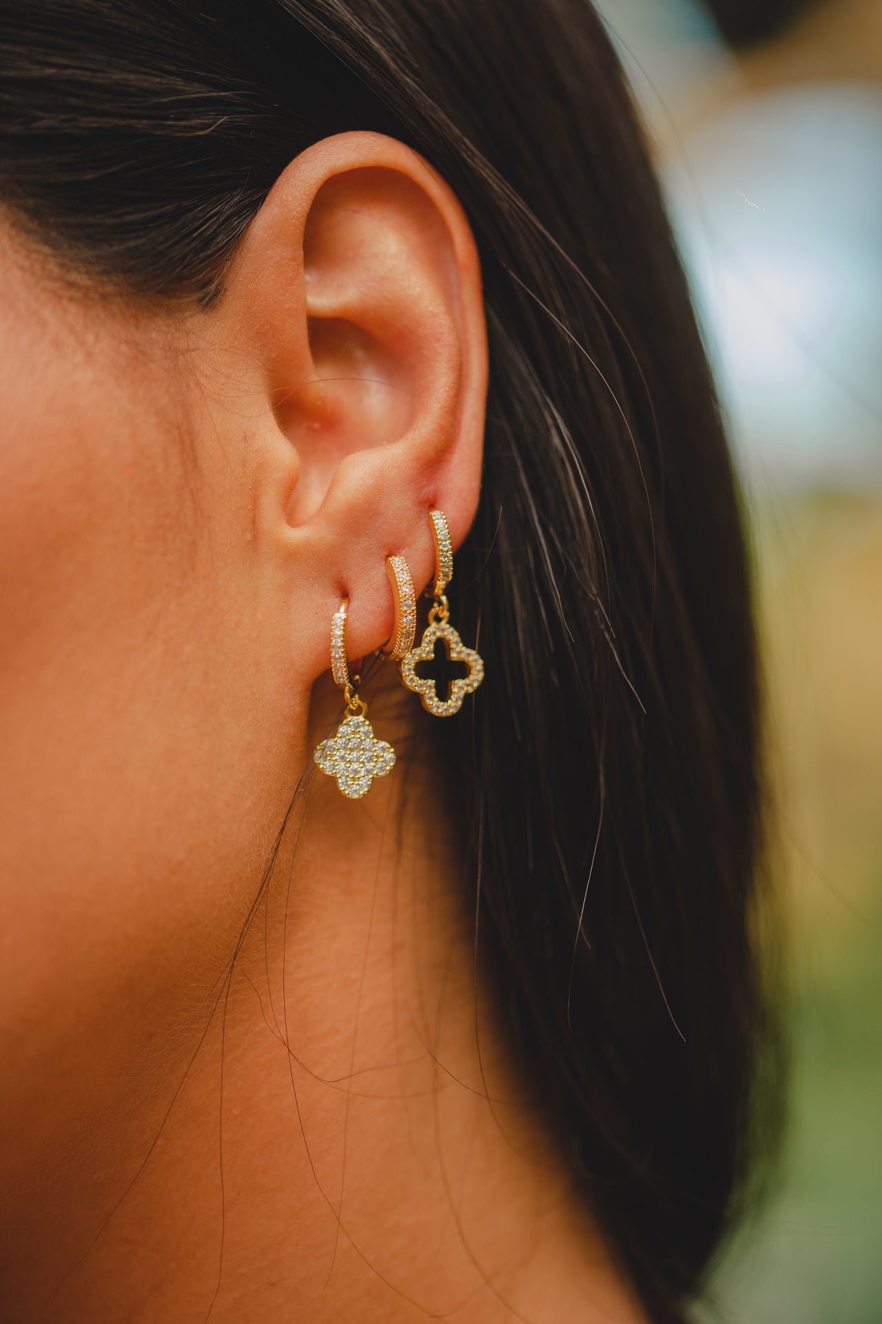 BRINCO ARGOLA COM TREVO VAZADO DE ZIRCÔNIAS FOLHEADO A OURO 18K