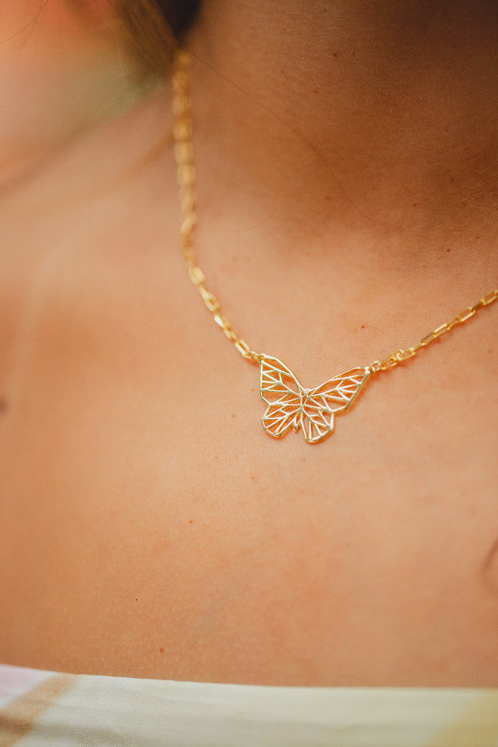 COLAR DE ELOS COM BORBOLETA LISA FOLHEADO A OURO 18K