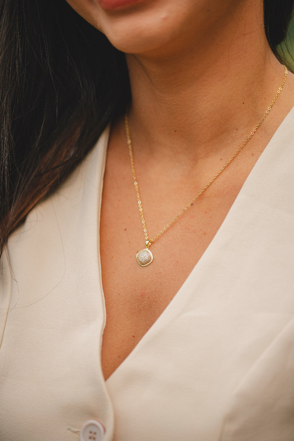 COLAR COM PINGENTE QUADRADO CRAVEJADO FOLHEADO A OURO 18K