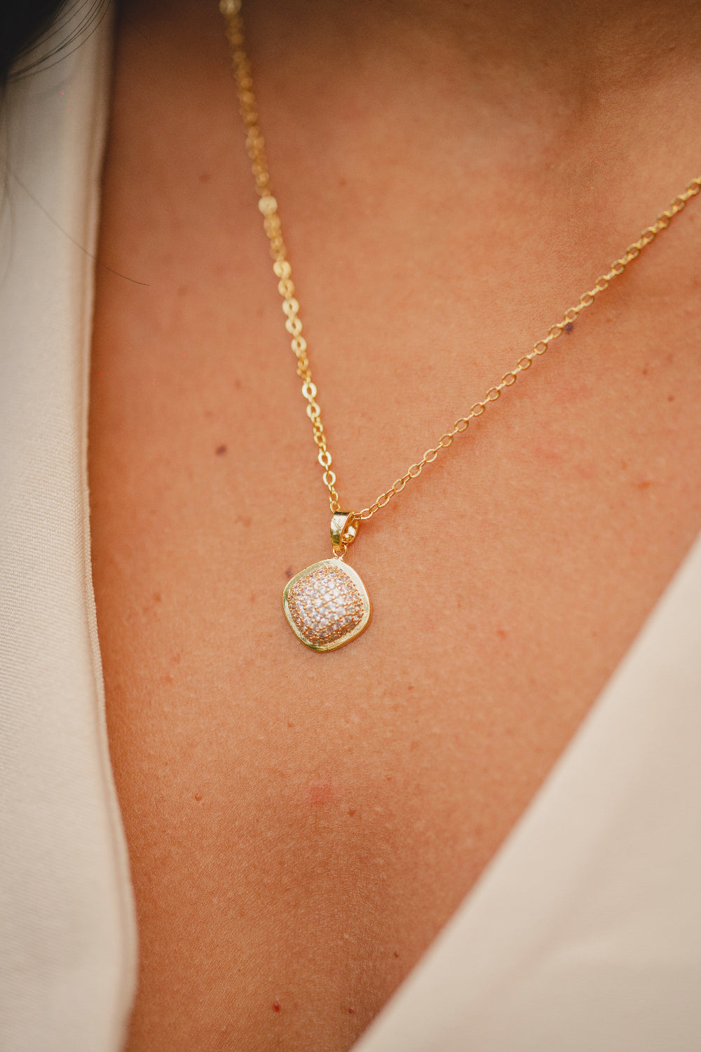 COLAR COM PINGENTE QUADRADO CRAVEJADO FOLHEADO A OURO 18K