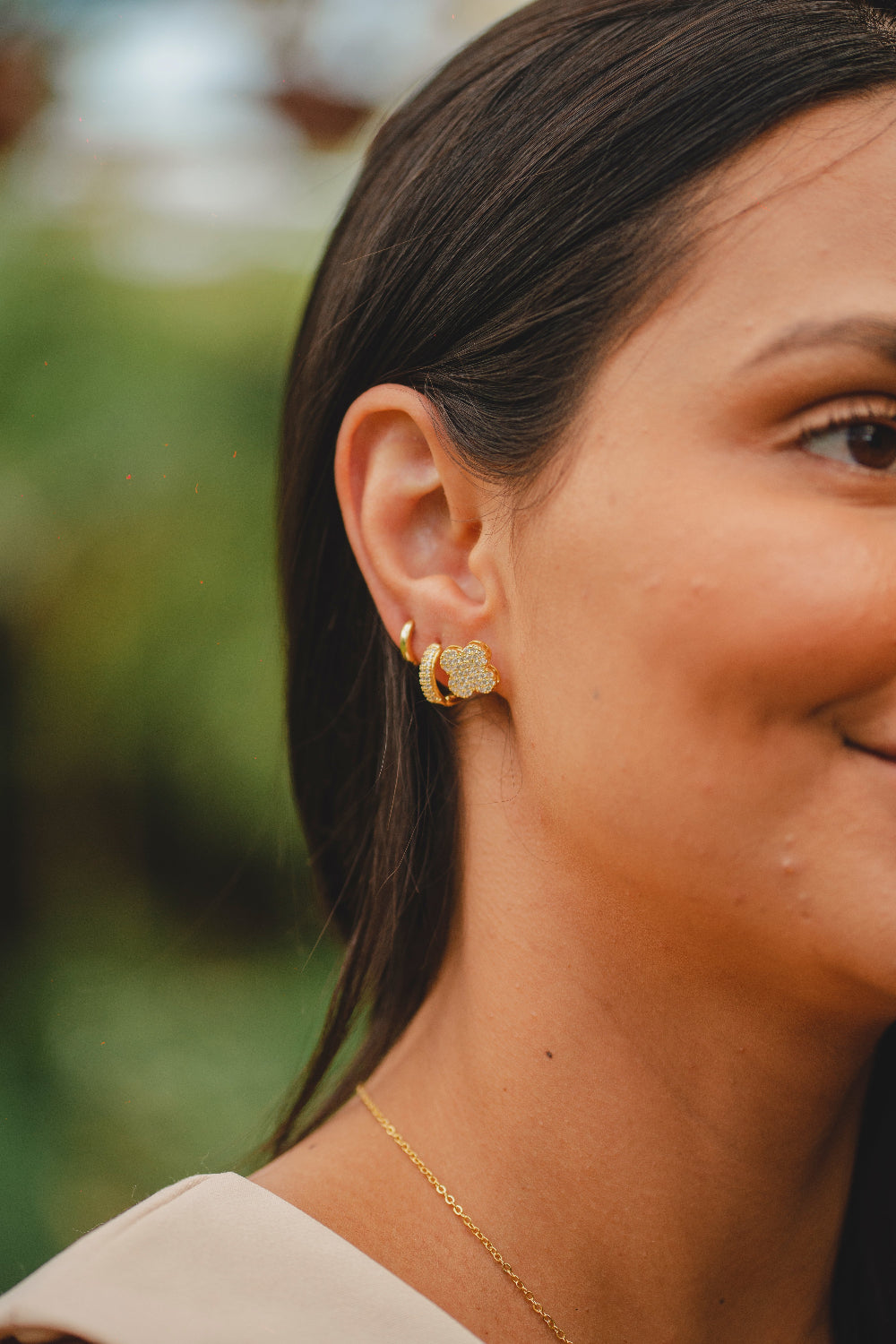 BRINCO TREVO CRAVEJADO DE ZIRCÔNIAS FOLHEADO A OURO 18K