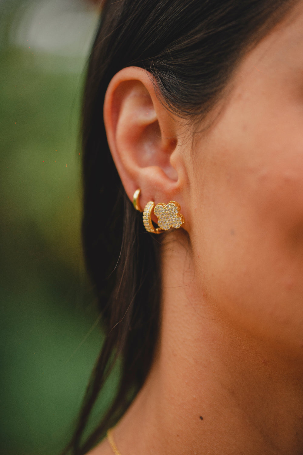 BRINCO TREVO CRAVEJADO DE ZIRCÔNIAS FOLHEADO A OURO 18K