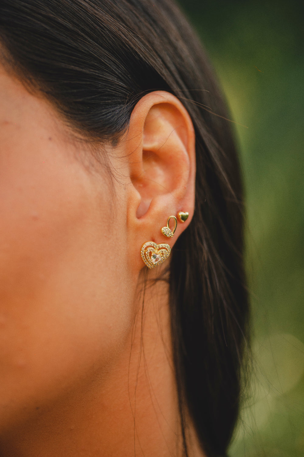 BRINCO CAMADAS DE CORAÇÃO CRAVEJADO FOLHEADO A OURO 18K