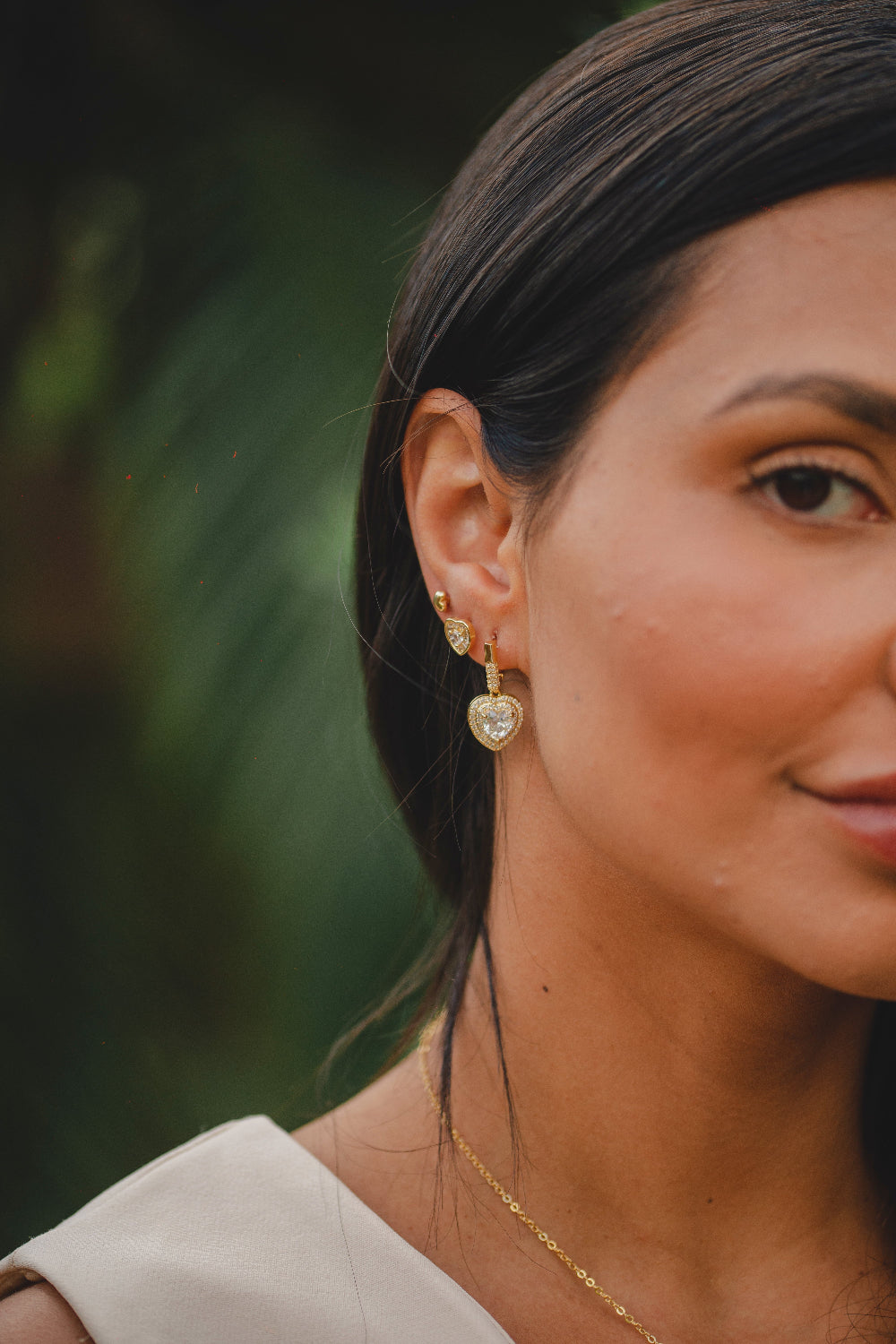 BRINCO ARGOLA COM PINGENTE DE CORAÇÃO CRAVEJADO FOLHEADO A OURO 18K