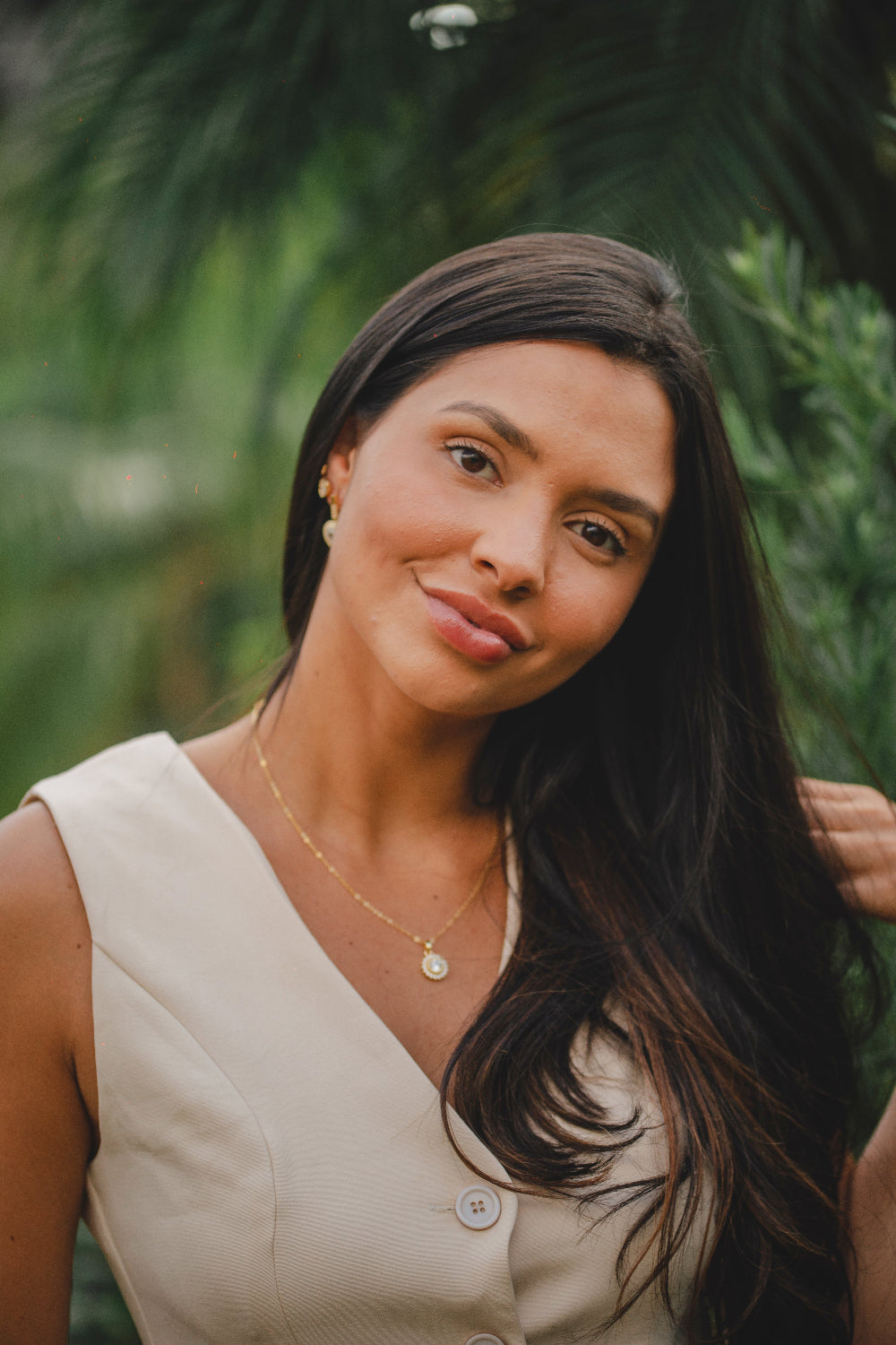 COLAR COM PINGENTE DE SOL CRAVEJADO FOLHEADO A OURO 18K