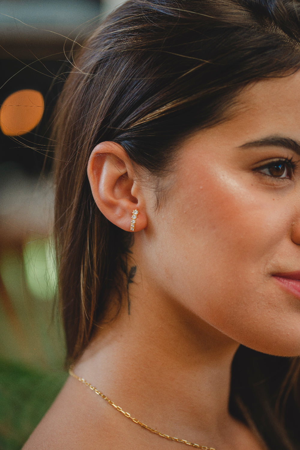 BRINCO DELICADO COM CINCO ZIRCÔNIAS FOLHEADO A OURO 18K