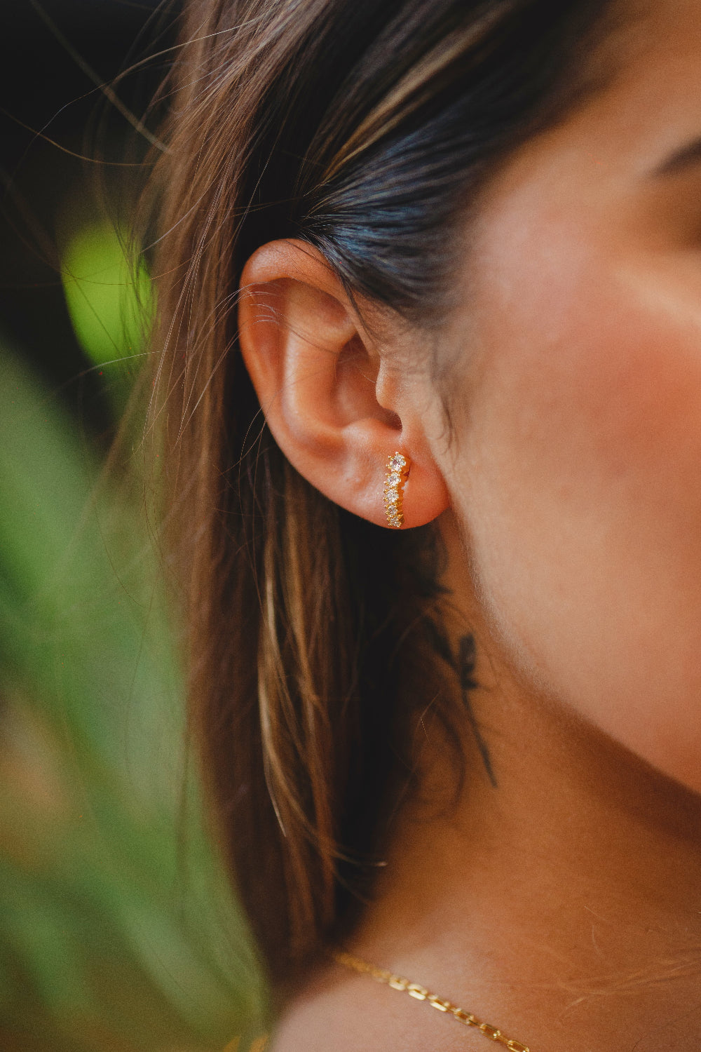 BRINCO DELICADO COM CINCO ZIRCÔNIAS FOLHEADO A OURO 18K