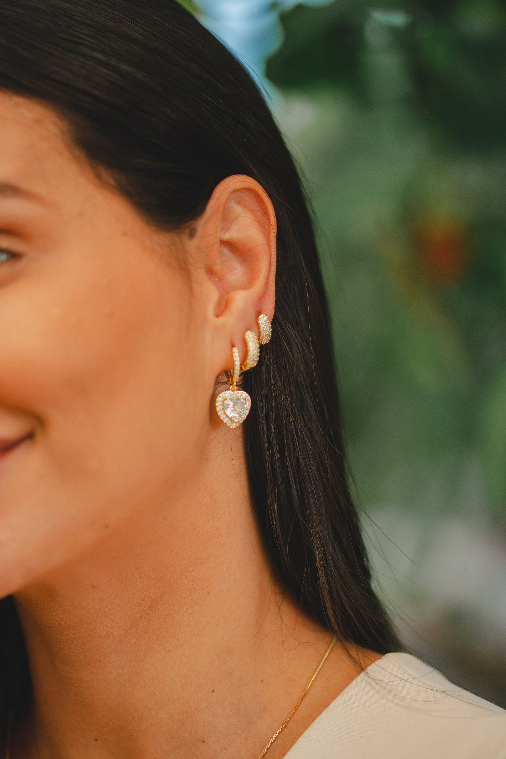 BRINCO ARGOLA CRAVEJADA G FOLHEADO A OURO 18K