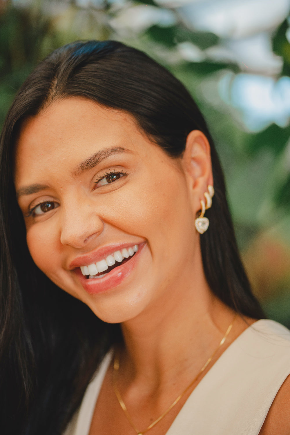 BRINCO ARGOLA COM PINGENTE DE CORAÇÃO COM ZIRCÔNIAS FOLHEADO A OURO 18K