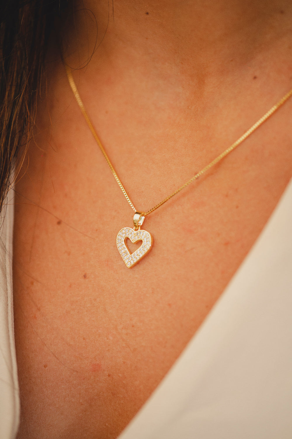 COLAR COM PINGENTE DE CORAÇÃO CRAVEJADO FOLHEADO A OURO 18K