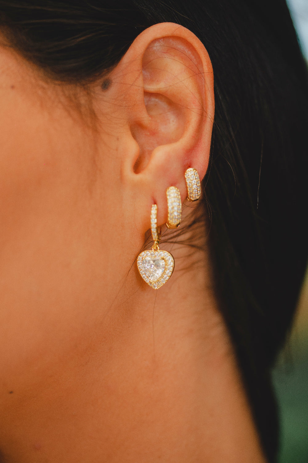 BRINCO ARGOLA CRAVEJADA M FOLHEADO A OURO 18K