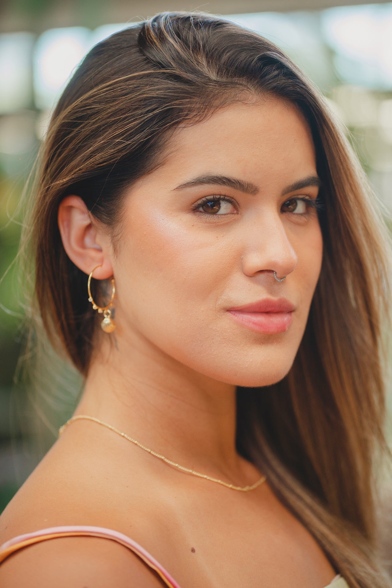 BRINCO ARGOLA PINGENTE CONCHA COM ZIRCONIAS FOLHEADO A OURO 18K