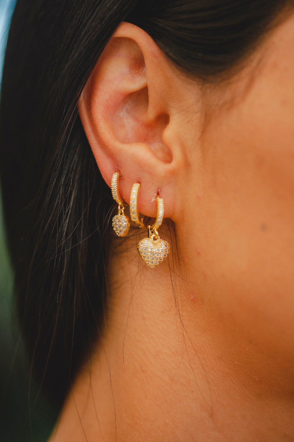 BRINCO ARGOLA COM ZIRCÔNIAS E PINGENTE DE CORAÇÃO P FOLHEADO A OURO 18K