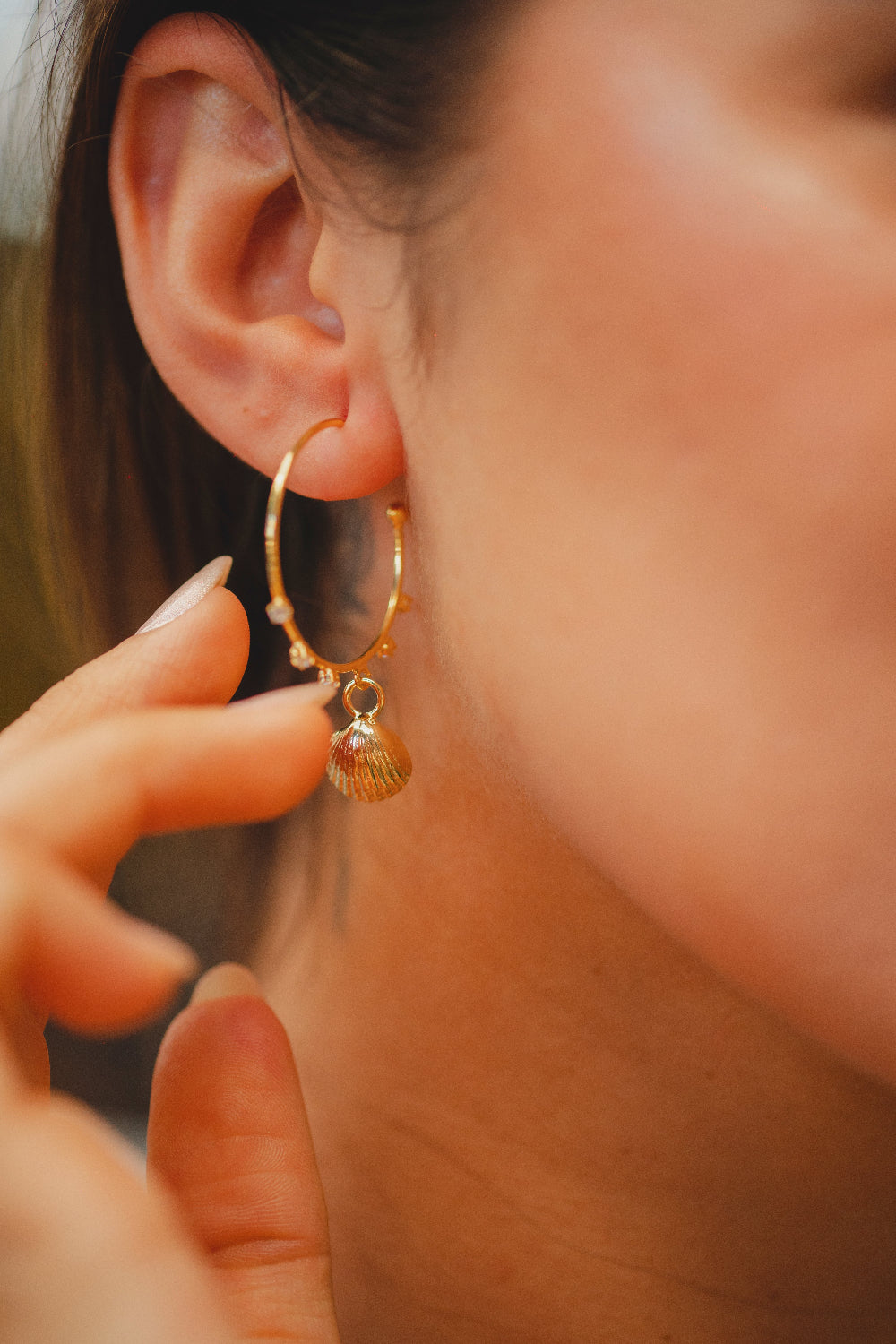 BRINCO ARGOLA PINGENTE CONCHA COM ZIRCONIAS FOLHEADO A OURO 18K