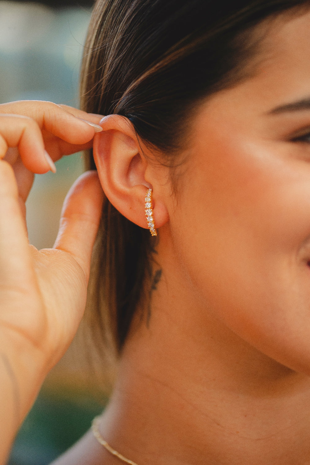 BRINCO EAR HOOK COM NOVE ZIRCÔNIAS FOLHEADO A OURO 18K