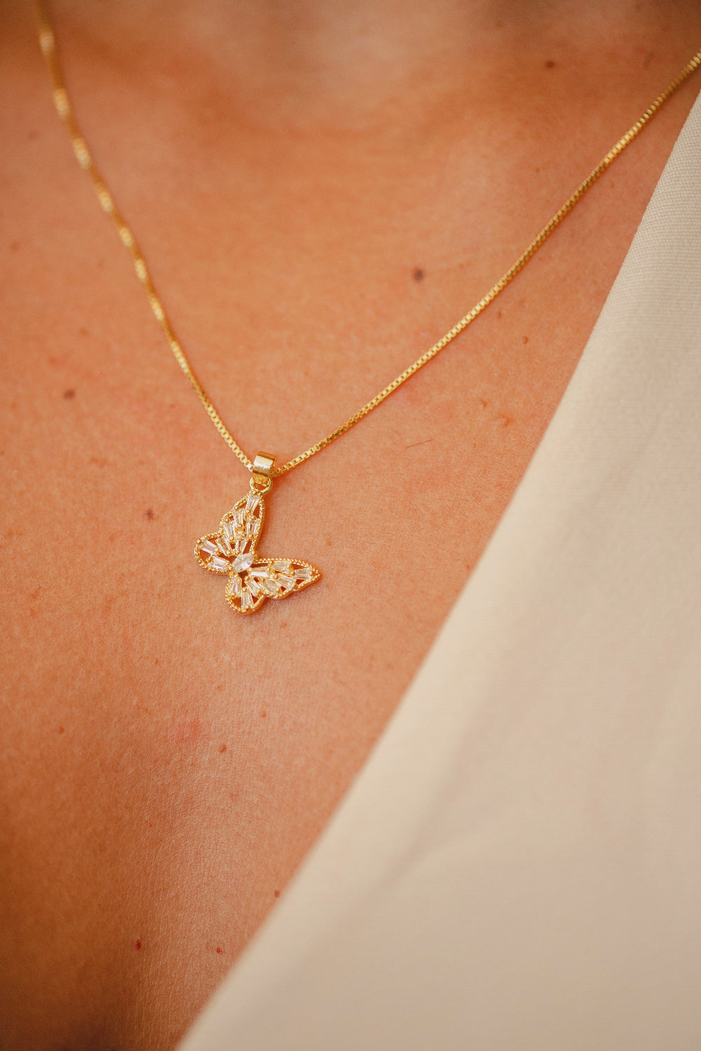 COLAR COM PINGENTE DE BORBOLETA CRAVEJADO FOLHEADO A OURO 18K