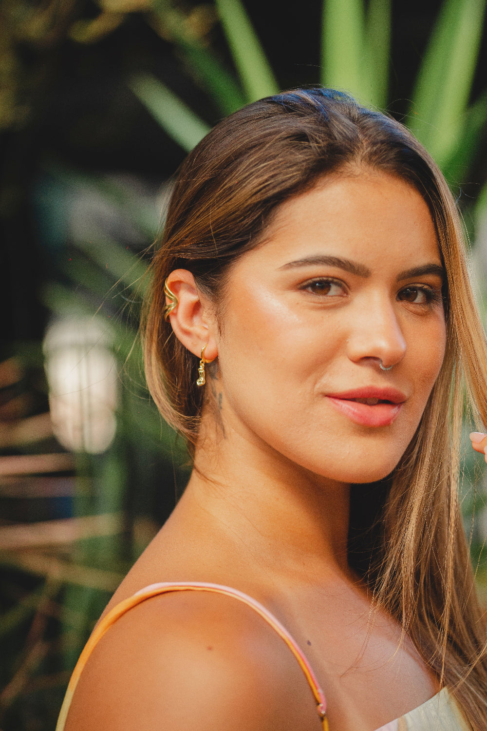 BRINCO ARGOLA COM COM PINGENTE DE FIGA FOLHEADO A OURO 18K