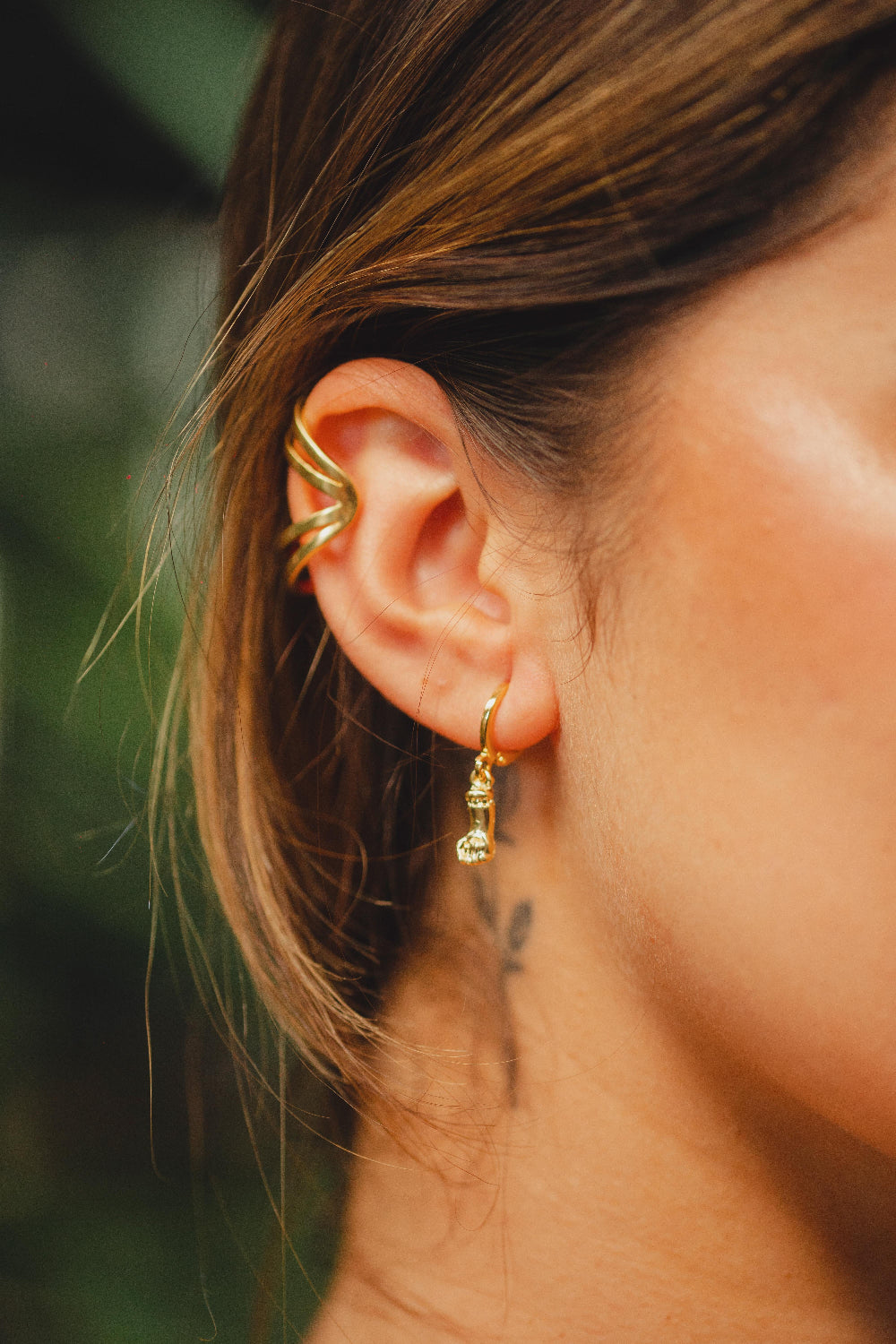 BRINCO ARGOLA COM COM PINGENTE DE FIGA FOLHEADO A OURO 18K