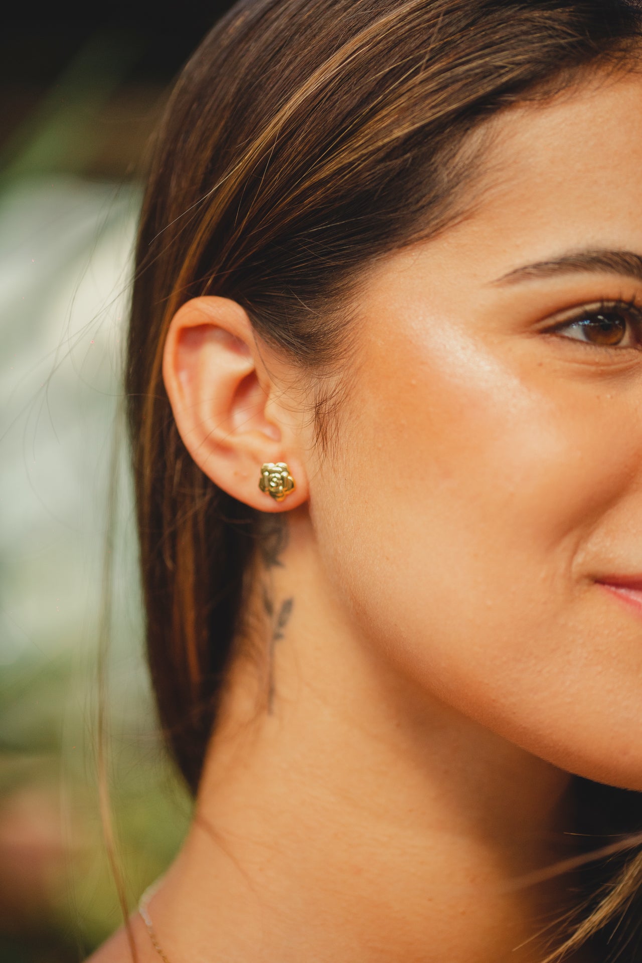 BRINCO FLOR DELICADA FOLHEADO A OURO 18K