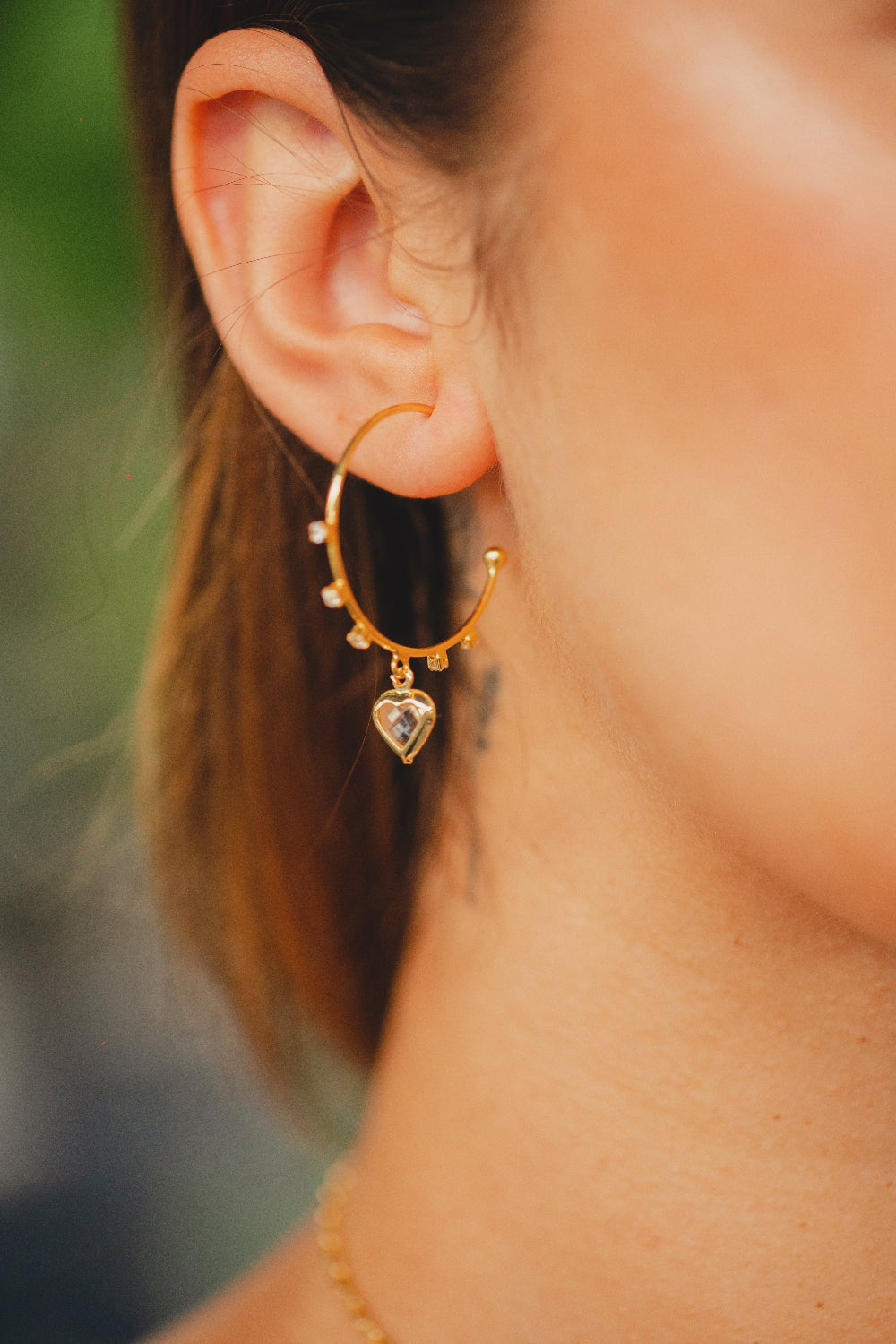 BRINCO ARGOLA COM PINGENTE DE CORAÇÃO EM ZIRCÔNIA FOLHEADO A OURO 18K