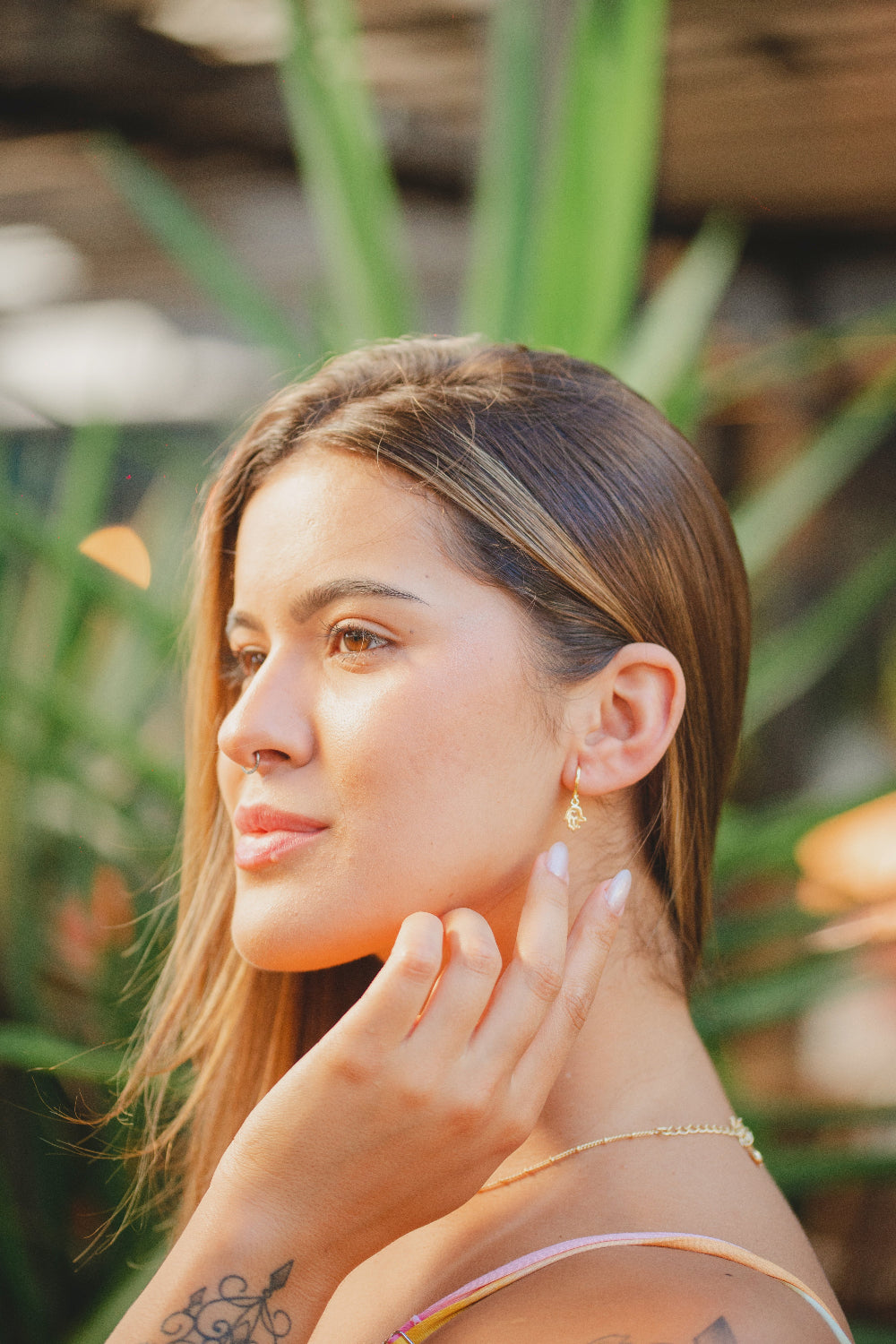 BRINCO ARGOLA COM COM PINGENTE HAMSÁ FOLHEADO A OURO 18K