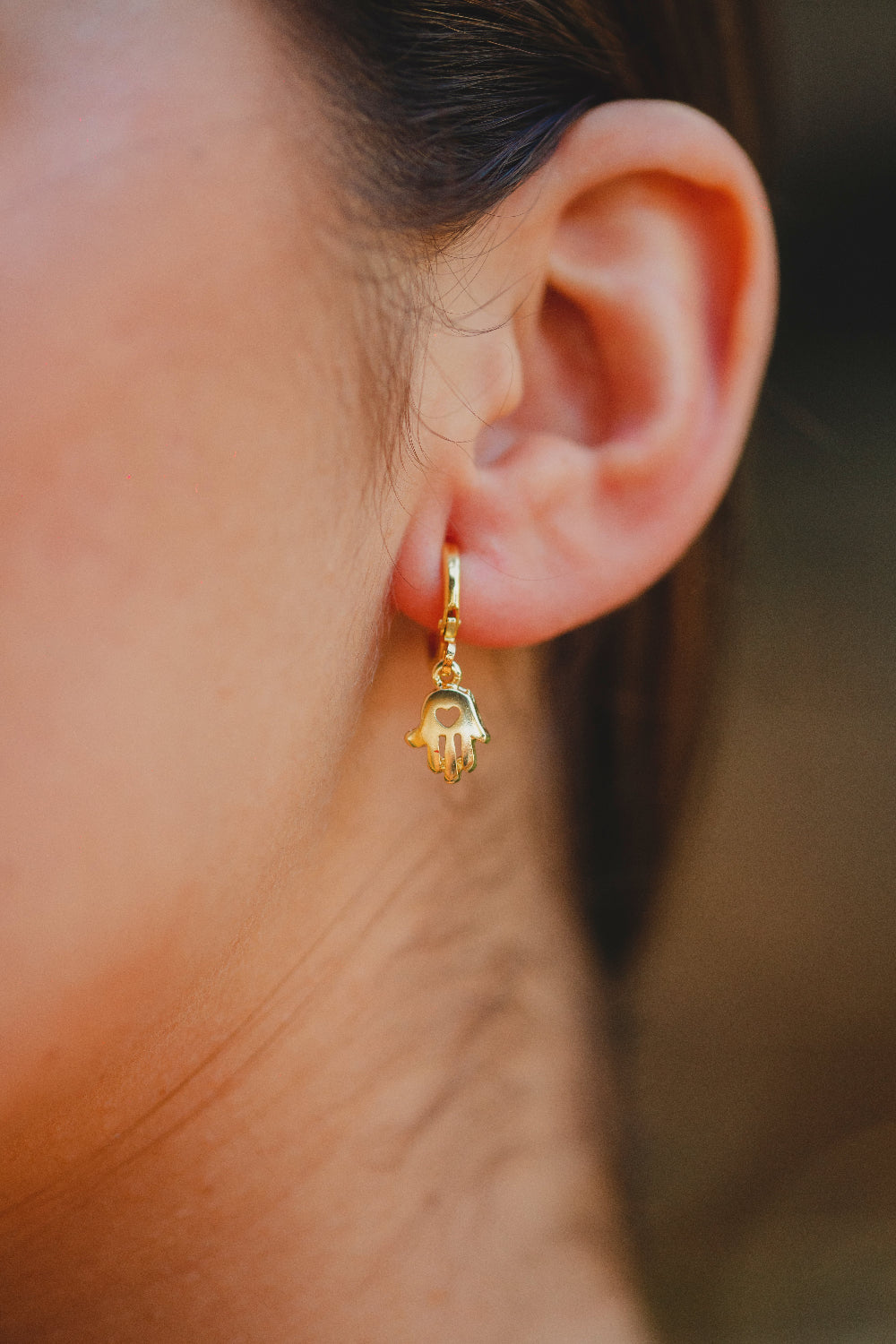 BRINCO ARGOLA COM COM PINGENTE HAMSÁ FOLHEADO A OURO 18K