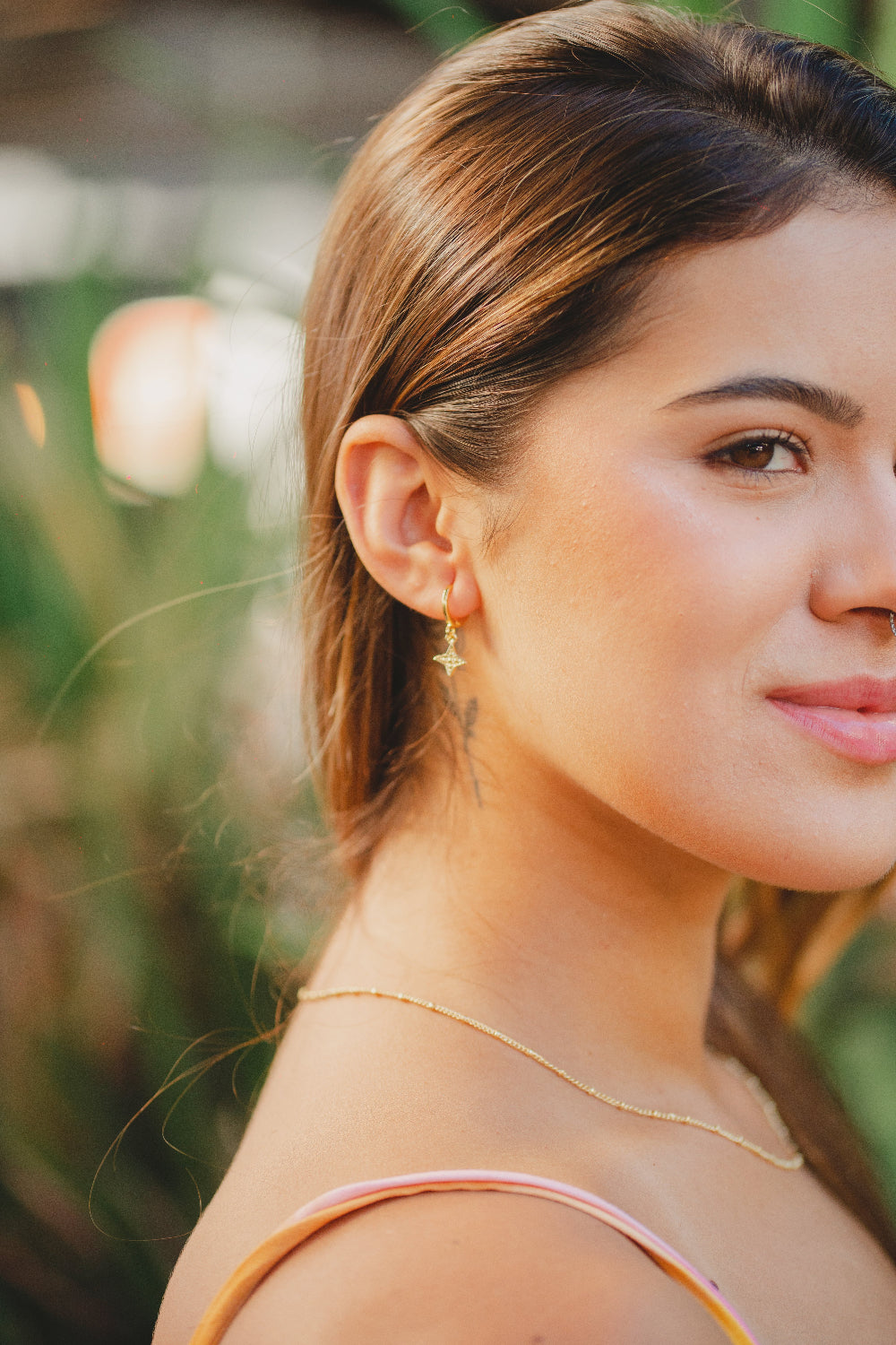 BRINCO ARGOLA COM COM PINGENTE DE ESTRELA QUATRO PONTAS FOLHEADO A OURO 18K