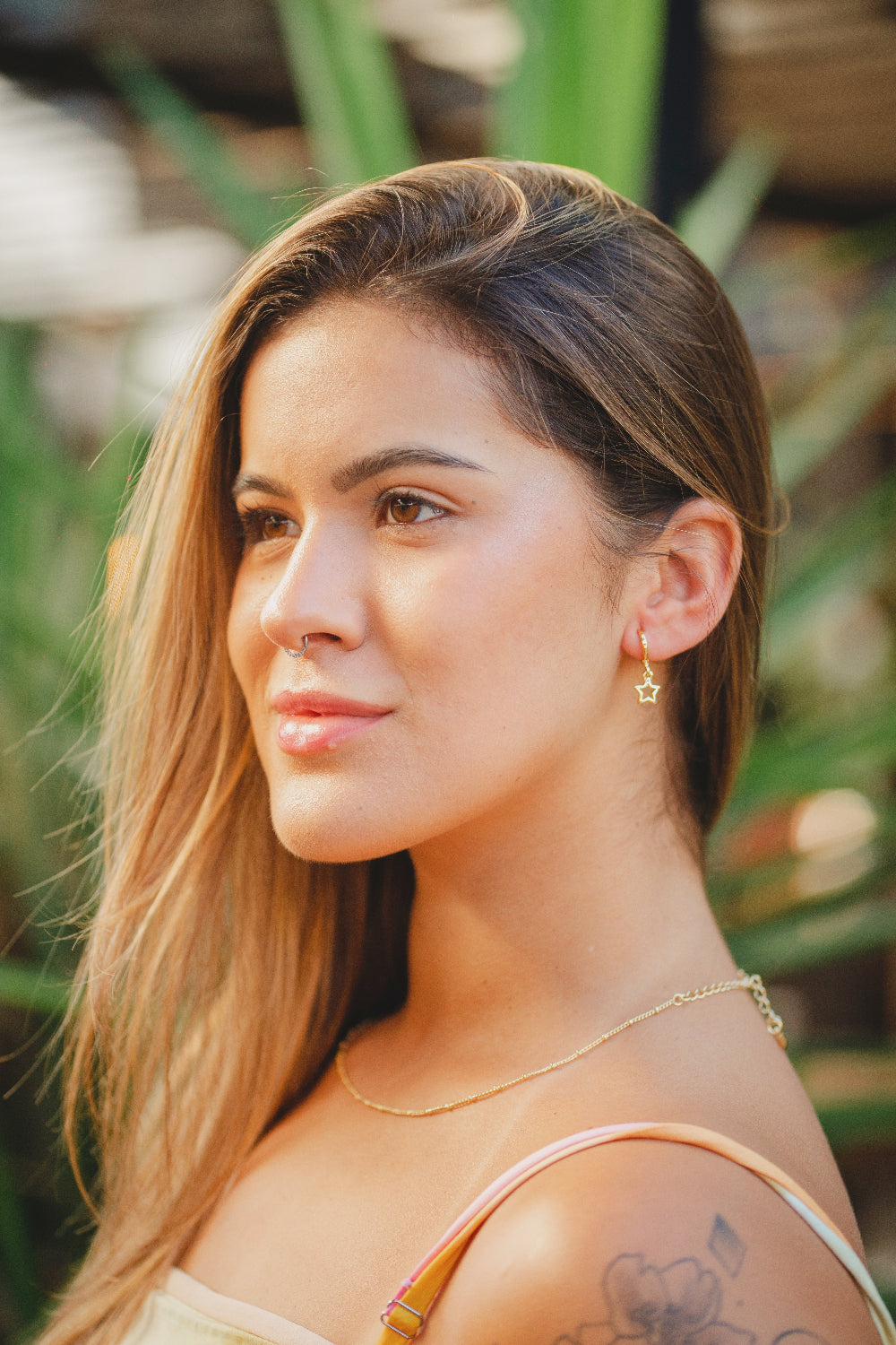 BRINCO ARGOLA COM COM PINGENTE DE ESTRELA VAZADA FOLHEADO A OURO 18K