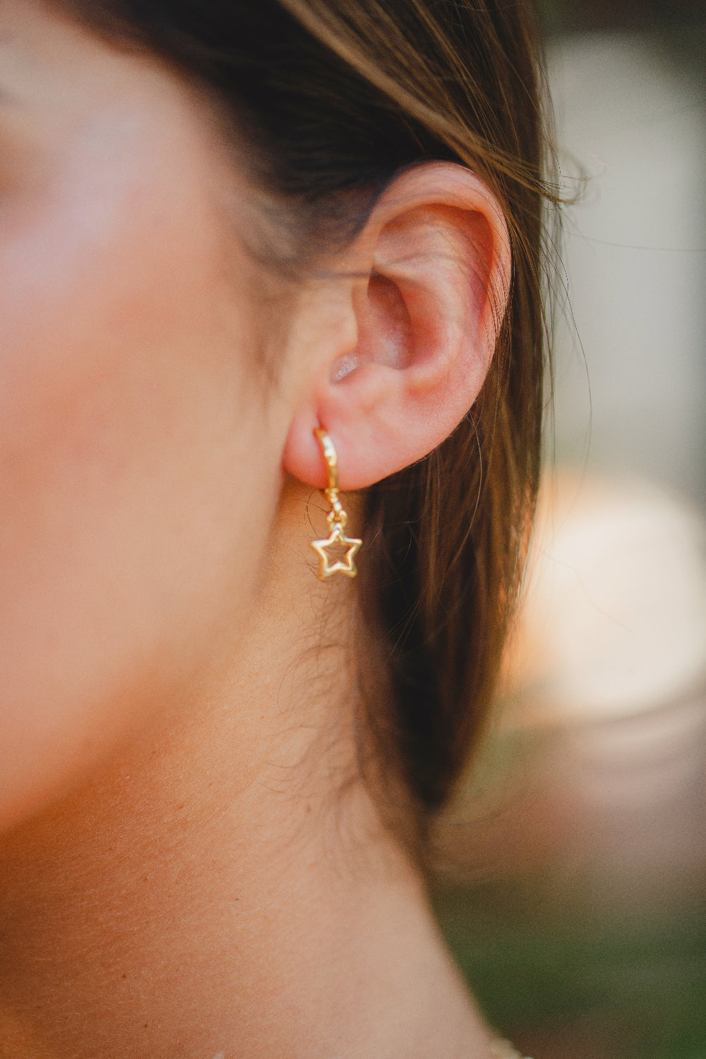 BRINCO ARGOLA COM COM PINGENTE DE ESTRELA VAZADA FOLHEADO A OURO 18K