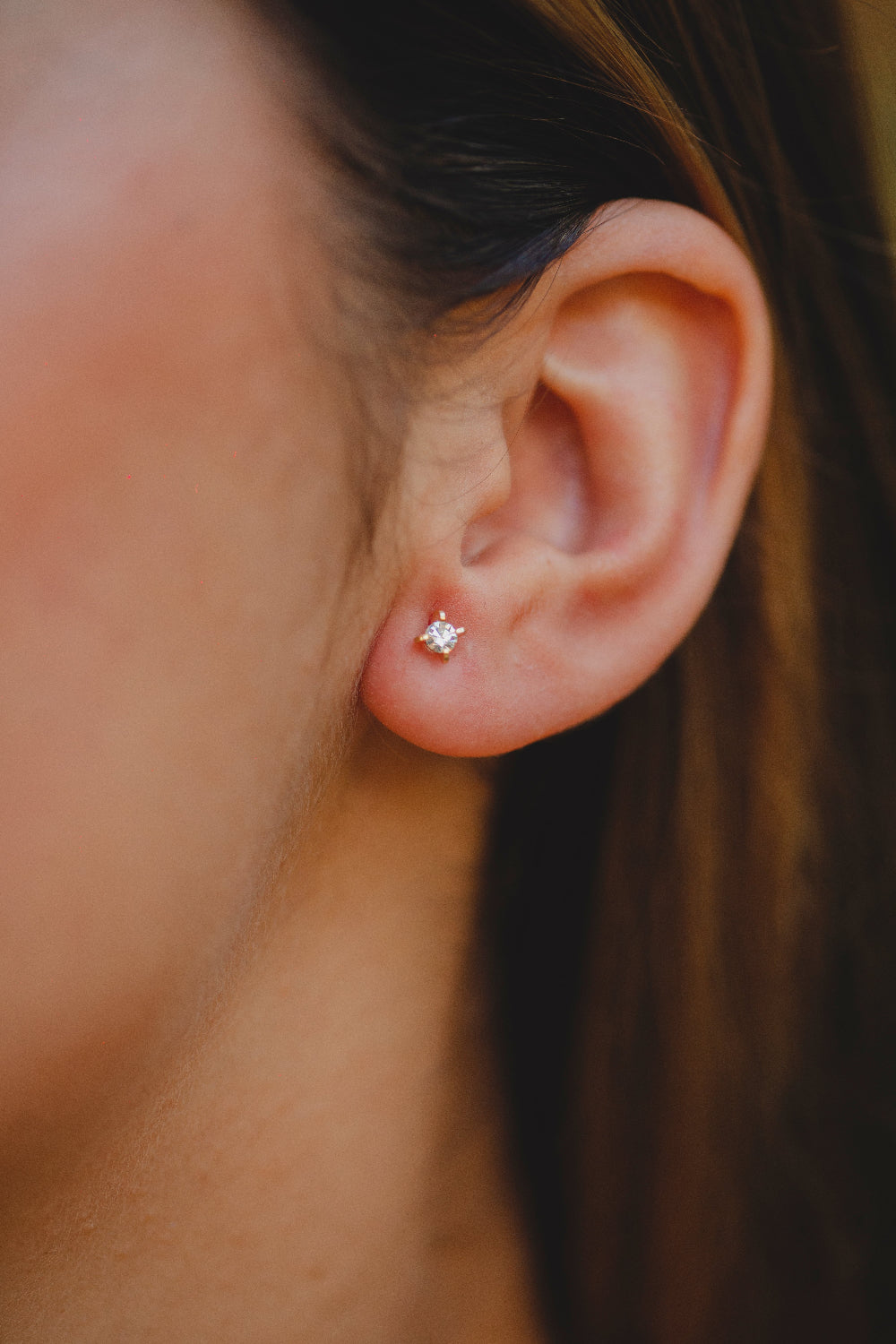 BRINCO MINI PONTO DE LUZ FOLHEADO A OURO 18K