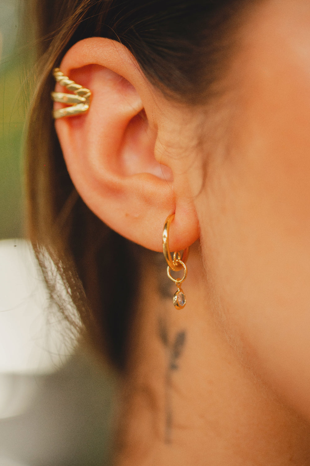 BRINCO ARGOLA COM COM PINGENTE DE ZIRCÔNIA REDONDO FOLHEADO A OURO 18K