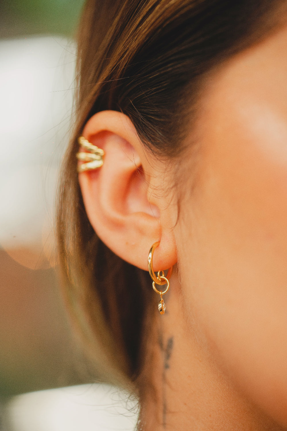 BRINCO ARGOLA COM COM PINGENTE DE ZIRCÔNIA REDONDO FOLHEADO A OURO 18K