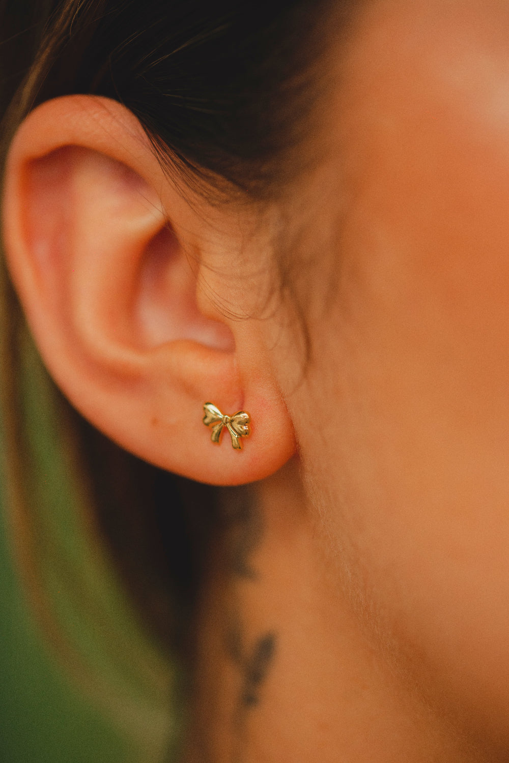 BRINCO LAÇO FOLHEADO A OURO 18K