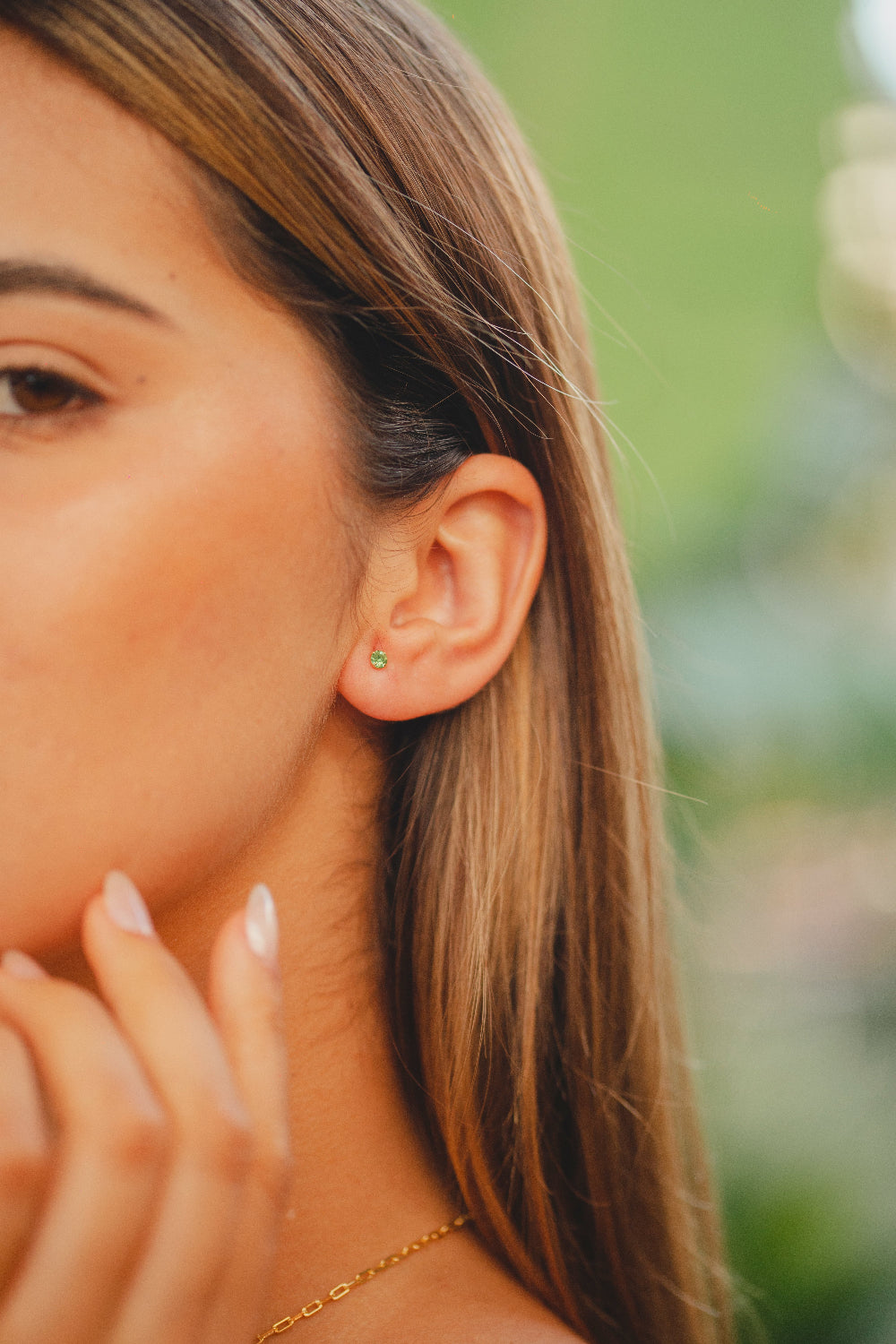 BRINCO REDONDO COM ZIRCÔNIA VERDE FOLHEADO A OURO 18K