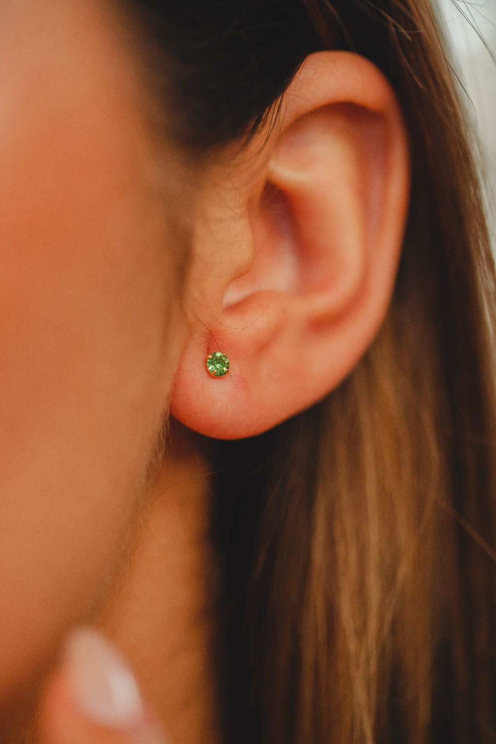 BRINCO REDONDO COM ZIRCÔNIA VERDE FOLHEADO A OURO 18K