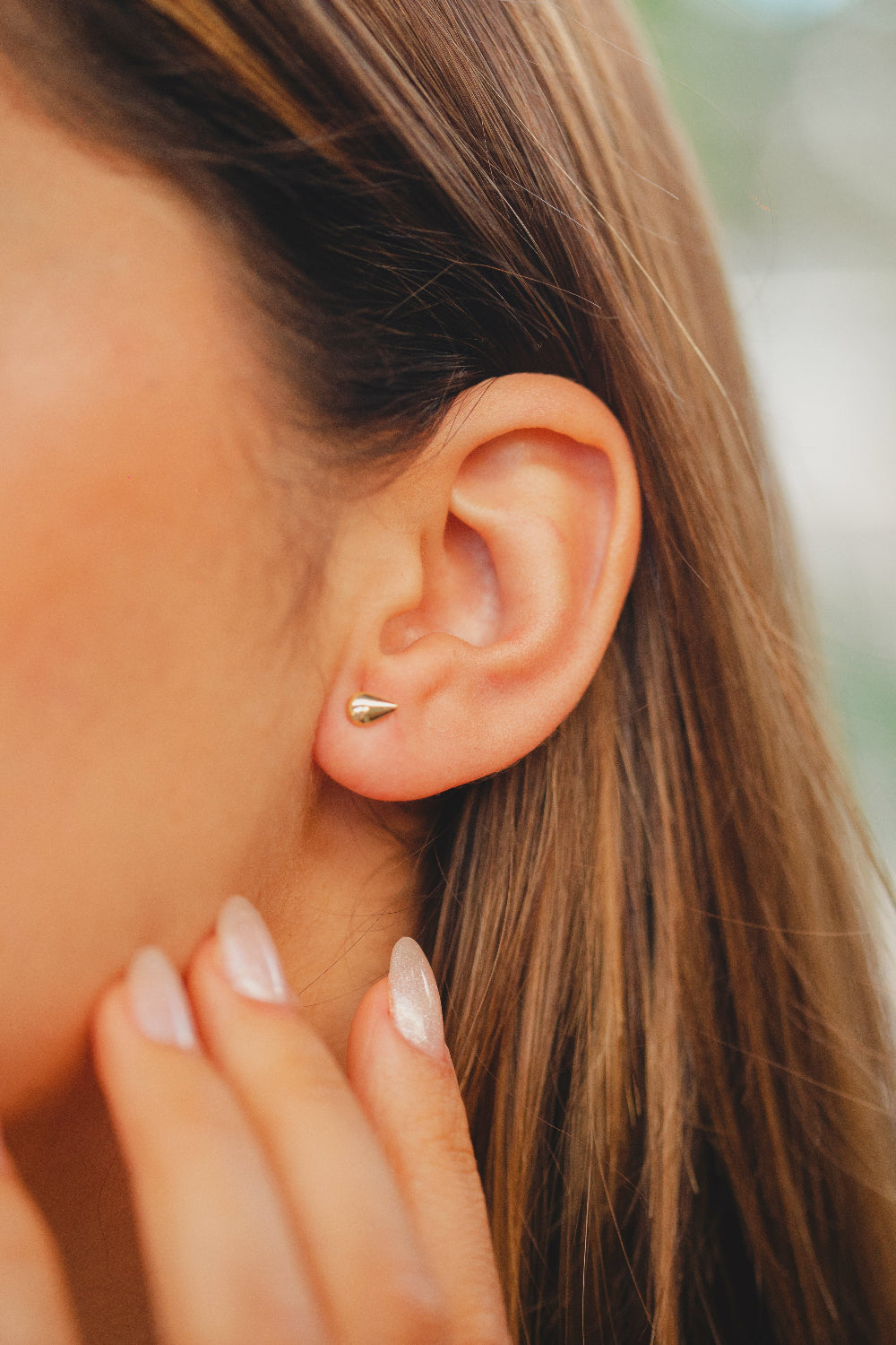 BRINCO GOTA LISA PEQUENA FOLHEADO A OURO 18K