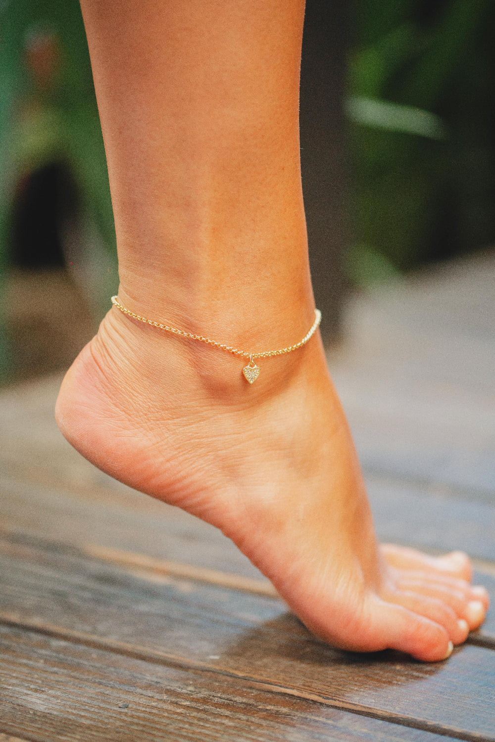 TORNOZELEIRA DE ELOS COM PINGENTE DE CORAÇÃO CRAVEJADO FOLHEADO A OURO 18K