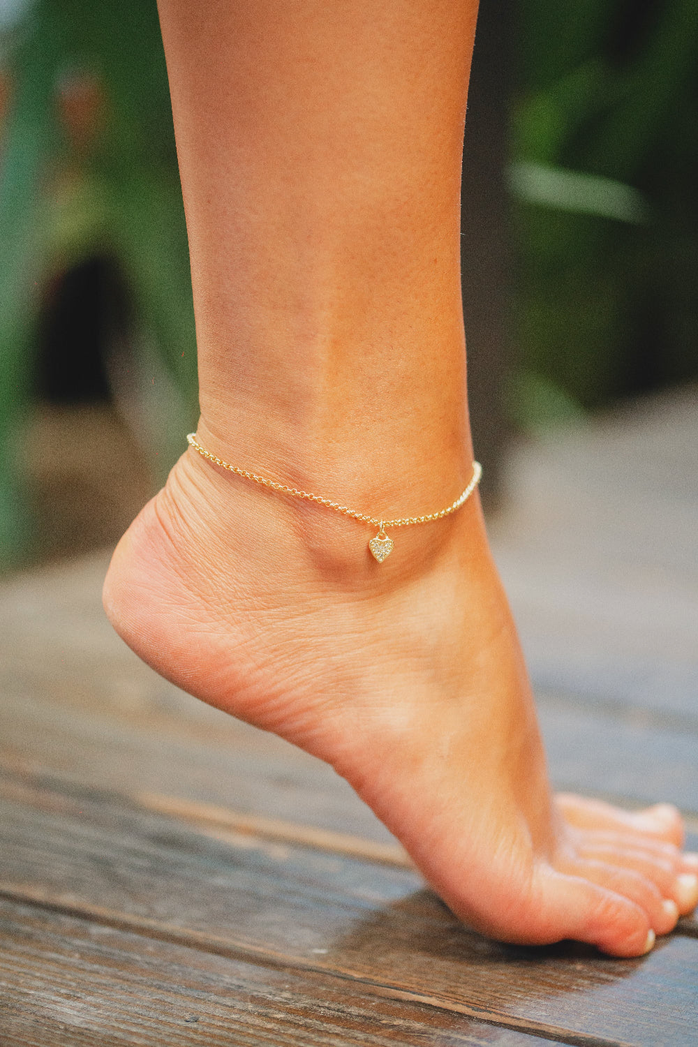 TORNOZELEIRA DE ELOS COM PINGENTE DE CORAÇÃO CRAVEJADO FOLHEADO A OURO 18K