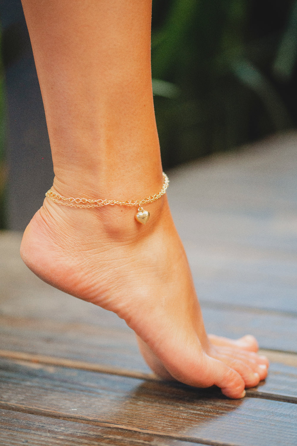 TORNOZELEIRA DE ELOS COM PINGENTE DE CORAÇÃO LISO FOLHEADO A OURO 18K