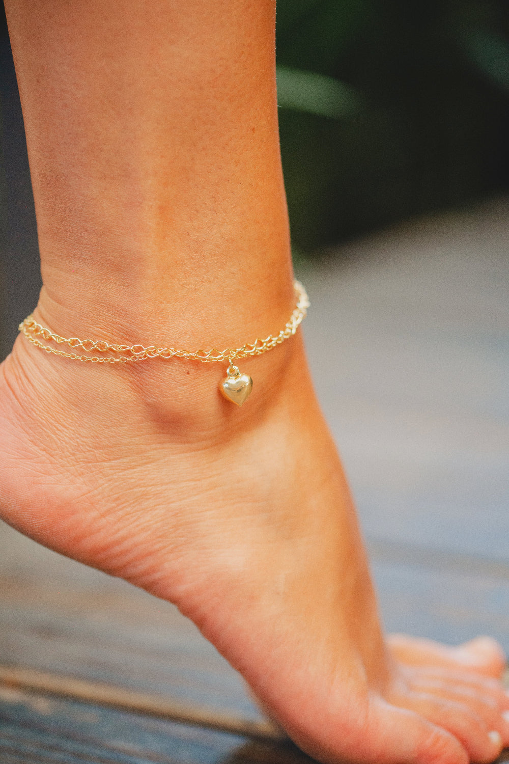 TORNOZELEIRA DE ELOS COM PINGENTE DE CORAÇÃO LISO FOLHEADO A OURO 18K