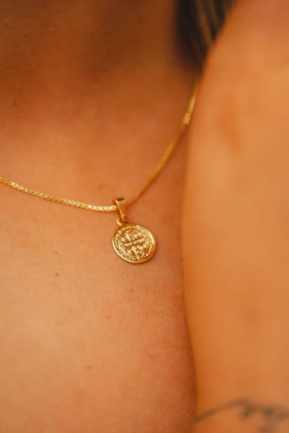 COLAR COM MEDALHA PEQUENA DE SÃO BENTO FOLHEADO A OURO 18K