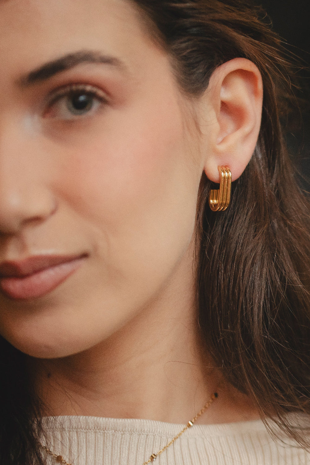 BRINCO EAR HOOK TRÊS LINHAS DOURADO EM AÇO INOX
