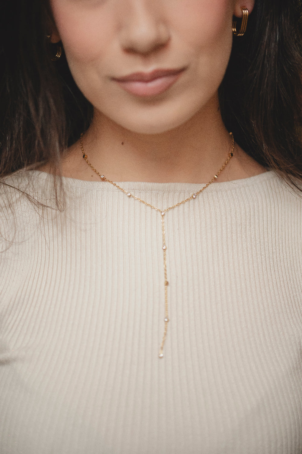 COLAR GRAVATINHA COM STRASS 40CM DOURADO EM AÇO INOX