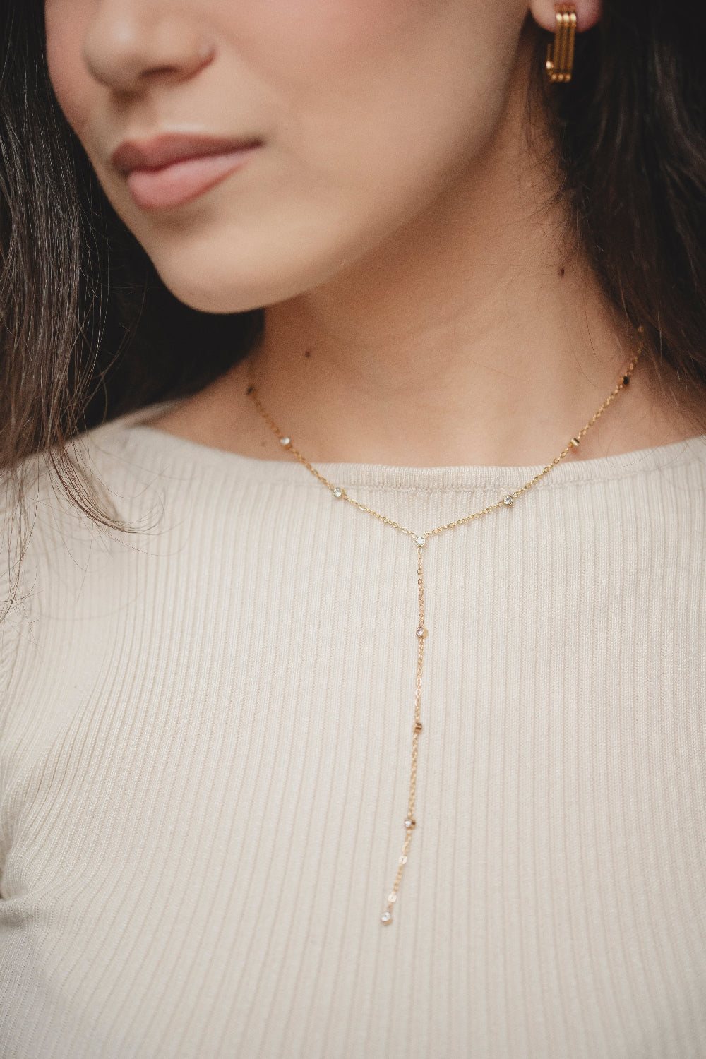 COLAR GRAVATINHA COM STRASS 40CM DOURADO EM AÇO INOX