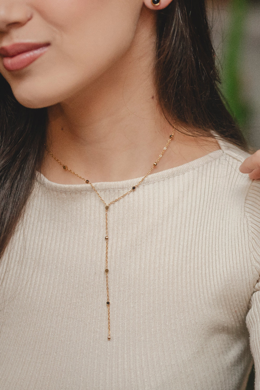 COLAR GRAVATINHA COM STRASS PRETOS 40CM DOURADO EM AÇO INOX